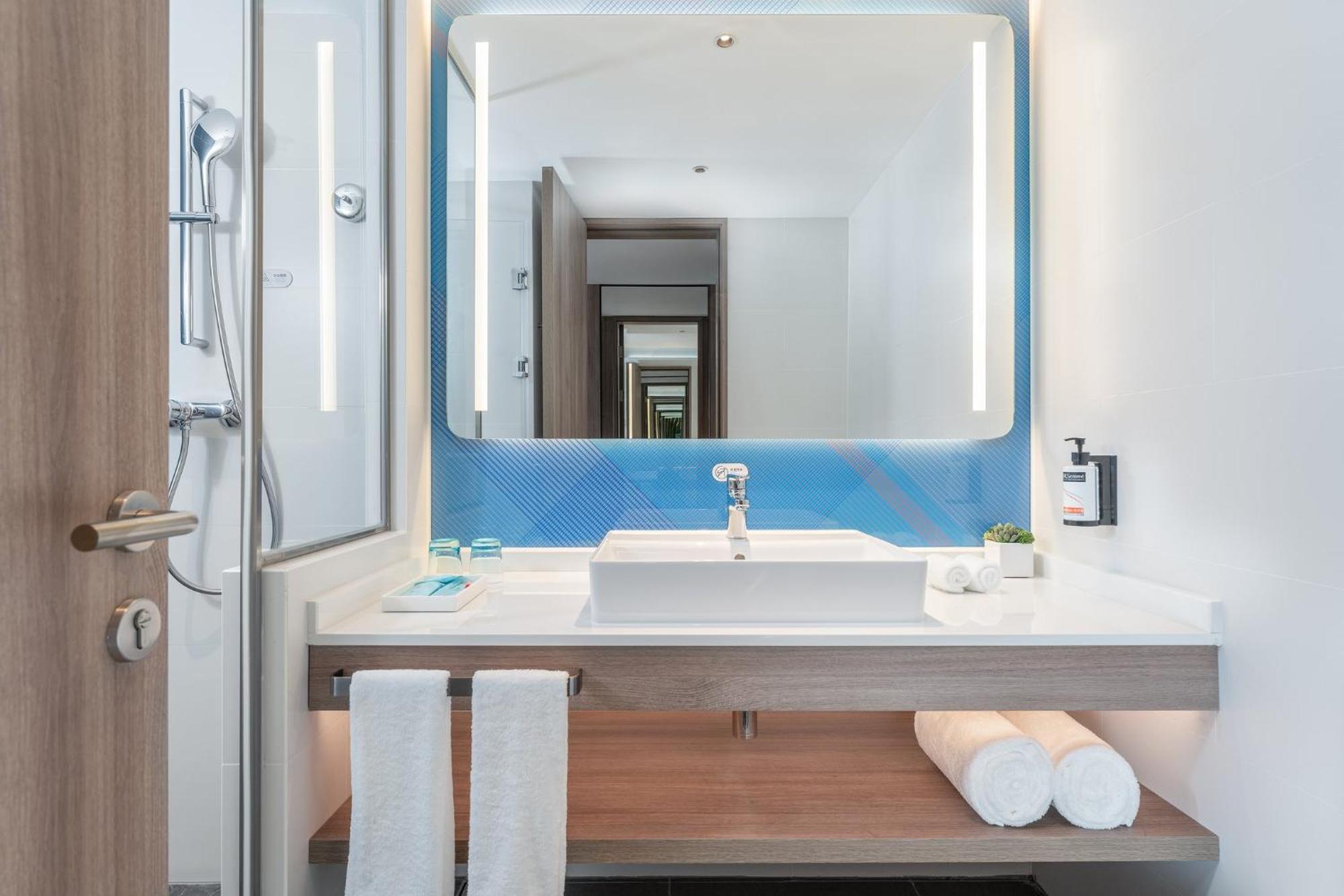 Holiday Inn Express Guangzhou Panyu Dashi By Ihg Exteriör bild
